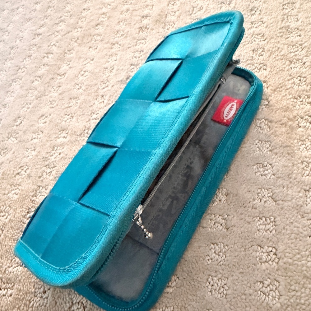 Harveys Seatbelt Zip Clutch Wallet Teal w/Gray Lining